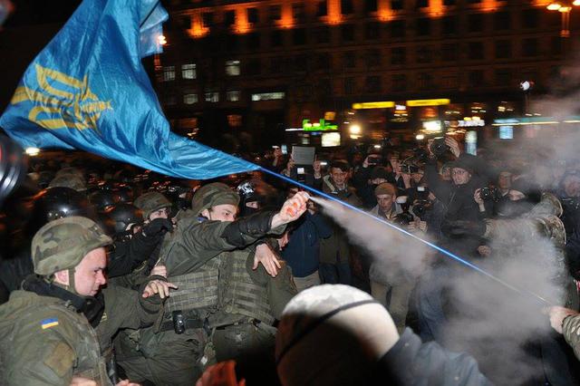 Добровольчий Рух ОУН на честь Дня українського добровольця закидав офіс компанії Ахметова і відділення Альфа-банку камінням (оновлено) 19