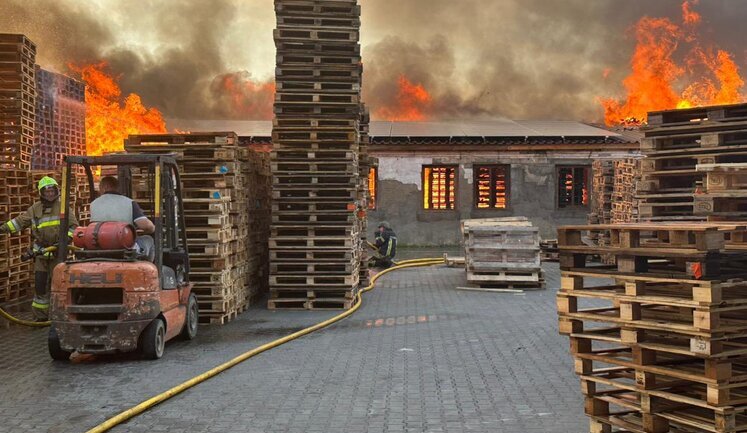 Due to night attack by Russian Federation, enterprise in Trebukhiv, Brovary district, is on fire. PHOTOS