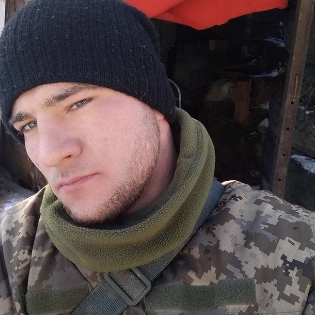 8 февраля в районе Авдеевской промзоны во время боевого дежурства погиб старший солдат 93-й ОМБр Игорь Наконечный 01