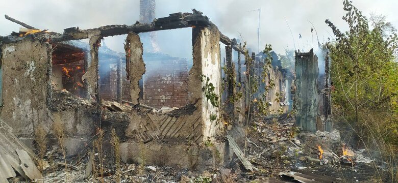 Рашисти вдарили по будинку у Вовчанську, постраждали 3 особи 03