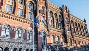 Здание НБУ пострадало после ночной атаки РФ на Киев