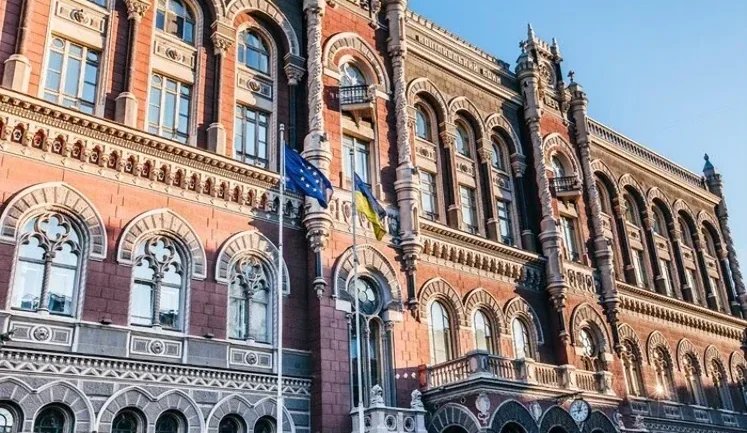 Здание НБУ пострадало после ночной атаки РФ на Киев