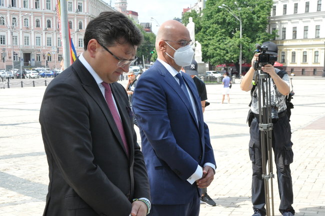 Глава МЗС Греції Дендіас поклав квіти до Стіни памяті полеглих захисників України 15
