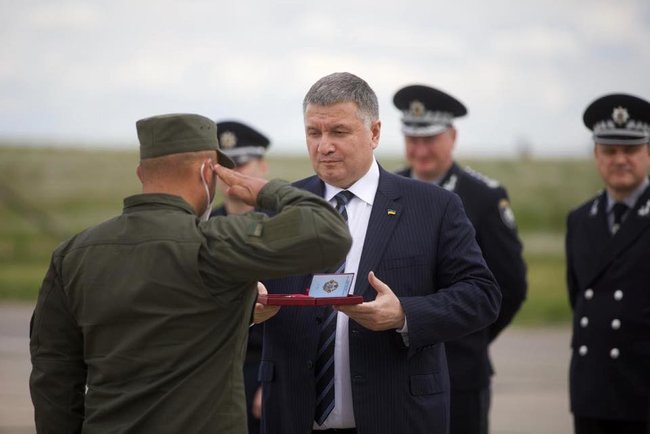 Аваков наградил 19 нацгвардейцев в зоне ООС 01