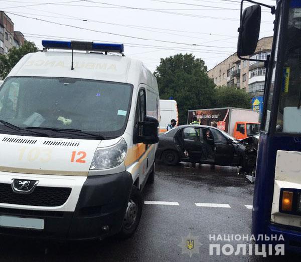 Ланос въехал в троллейбус в Ривном, пострадали 4 человека 01
