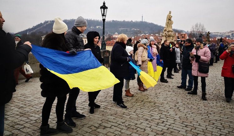 В честь столетия Акта объединения ЗУНР и УНР украинцы образовали живую цепь на Карловом мосту в Праге, - посольство. ФОТОрепортаж