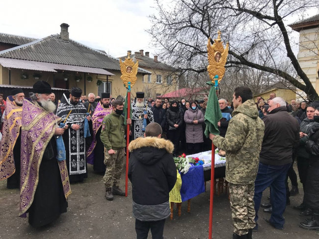 У Чернівецькій області попрощалися із загиблим у зоні ООС воїном 10-ї ОГШБр Ярославом Карлійчуком 03 У Чернівецькій області попрощалися із загиблим у зоні ООС воїном 10-ї ОГШБр Ярославом Карлійчуком 03