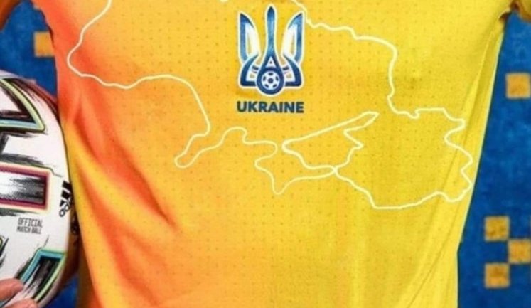 Британська ведуча Кейт Гарравет порівняла карту України на формі збірної з брудною плямою. ВIДЕО