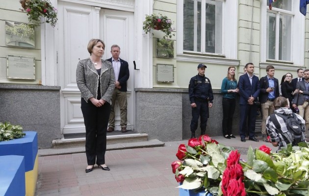 Під посольство Британії в Києві несуть квіти в память про жертв трагедії в Манчестері 06