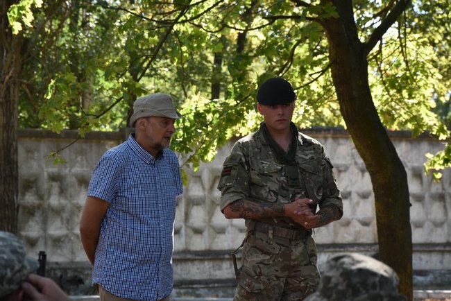 Британські інструктори тренують бійців 28 ОМБр 10