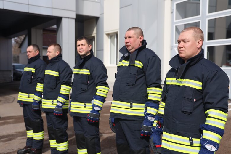 Канадсько-українська фундація передала спеціальні захисні костюми для українських пожежників та працівників ДСНС 03