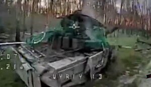 Оператори дронів 63-ї ОМБр полюють у лісі на російський танк. ВIДЕО