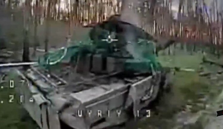 Оператори дронів 63-ї ОМБр полюють у лісі на російський танк. ВIДЕО