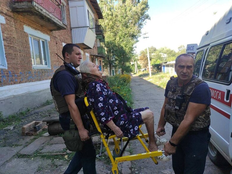 Еще почти 600 гражданских эвакуировали из Донетчины, - ГСЧС 05