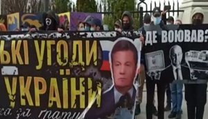 "Харківські угоди - зрада України" та "Де воював?": активісти пікетували ОП з вимогою звільнення заступника секретаря СНБО Демченка. ВІДЕО+ФОТОрепортаж