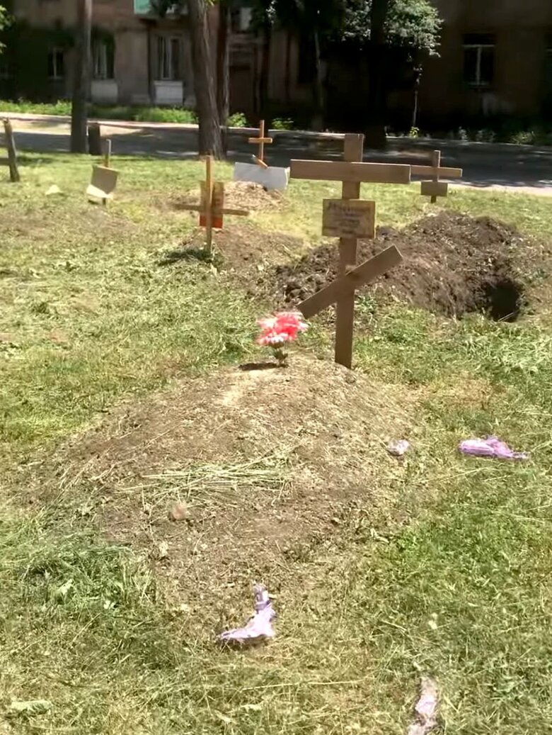 New burials appear in yards of Mariupol every day, - Andryushchenko 03