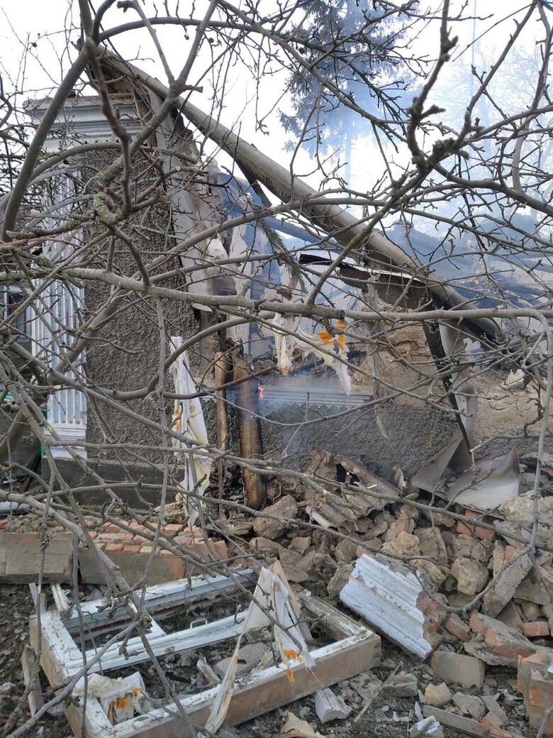 Occupiers hit residential building in Mykhailivka, Kherson region 02