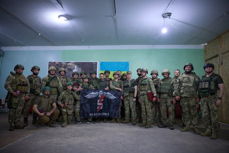 Зеленський на Донеччині нагородив військових, які відзначились на Бахмутському напрямку 11