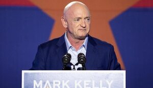 Маск назвал "предателем" сенатора-демократа США Келли из-за поддержки Украины: тот ответил