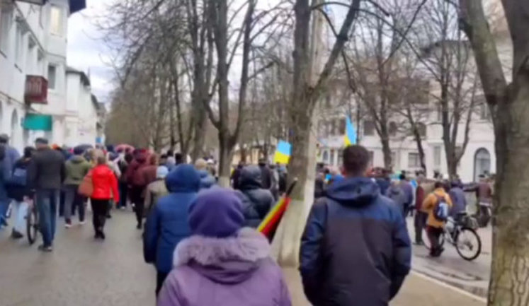 Residents of Kakhovka went to rally. Occupiers opened fire on civilians. VIDEO