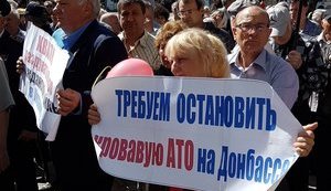 На первомайской демонстрации в Харькове требовали остановить АТО: произошел конфликт. ВИДЕО+ФОТО