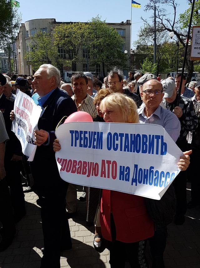 На першотравневій демонстрації в Харкові вимагали зупинити АТО: виник конфлікт 07 На першотравневій демонстрації в Харкові вимагали зупинити АТО: виник конфлікт 07