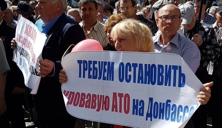 На первомайской демонстрации в Харькове требовали остановить АТО: произошел конфликт. ВИДЕО+ФОТО
