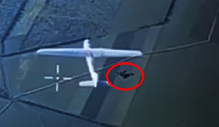 Момент сбивания FPV-дроном российского БПЛА "Орлан" снимает камера другого украинского беспилотника. ВИДЕО