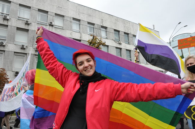Руху ЛГБТ-маршу намагалася перешкодити жінка, яка лягла на асфальт і кричала про перетворення хлопчиків на геїв 21