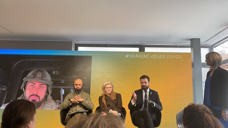 Звільнена з полону парамедик Паєвська (Тайра) у Давосі розповіла про жахи російської окупації і геноцид українців 03