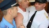 В День России обманутые севастопольцы пытались потребовать свои деньги у аферистов из ЧФ РФ. Дело закончилось потасовкой. ФОТОрепортаж.