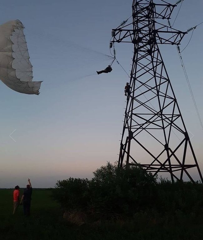 Парашутист заплутався і повис на опорі ЛЕП під Коломиєю 02