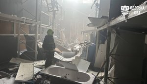 РФ атакувала портову інфраструктуру Одещини: внаслідок удару по судну загинув капітан, знищено цивільні склади. ФОТОрепортаж