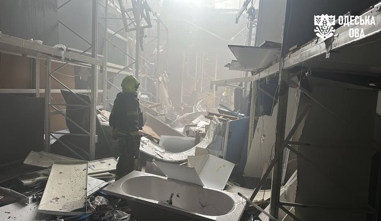 РФ атакувала портову інфраструктуру Одещини: внаслідок удару по судну загинув капітан, знищено цивільні склади. ФОТОрепортаж
