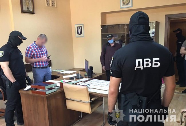 Двое столичных правоохранителей заключали договоры на охрану, но не передавали деньги в кассу, - Нацполиция 01