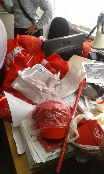 СБУ провела обшуки у керівників компартії. Вилучено заборонену символіку та агітматеріали для провокацій 9 травня 07 СБУ провела обшуки у керівників компартії. Вилучено заборонену символіку та агітматеріали для провокацій 9 травня 07