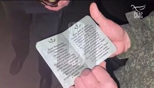 У молитовниках окупантів Путіна прирівняли до провідника небесного воїнства, а хрест обрамляють автомати. ВIДЕО