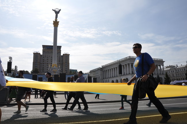 Найбільший прапор України пронесли центром Києва 05