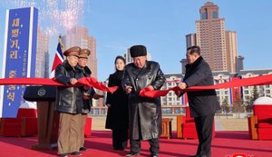 Ким Чен Ын открыл жилье для семей погибших военных