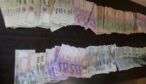 Гражданин Узбекистана пытался вывезти с оккупированной части Донбасса крупную сумму наличными, - Госпогранслужба. ФОТО