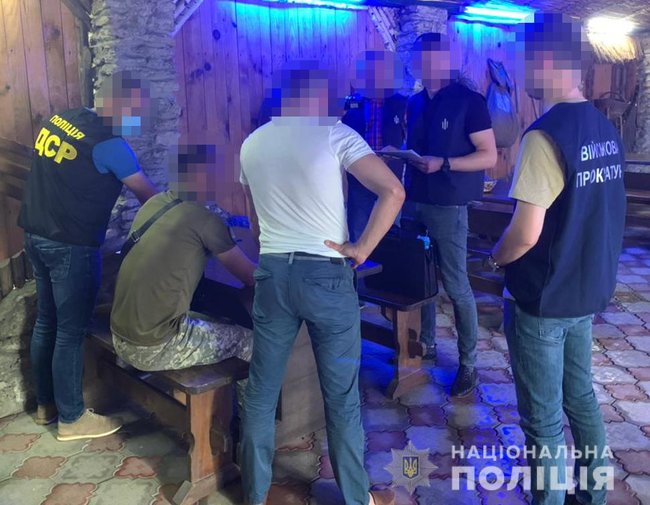 Офіцер військкомату одного з районів Рівненщини упіймався на хабарі 1,5 тис. дол. за звільнення від призову, - Нацполіція 01