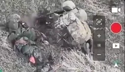 росіянин двохсотить свого поплічника на полі бою