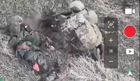 росіянин двохсотить свого поплічника на полі бою