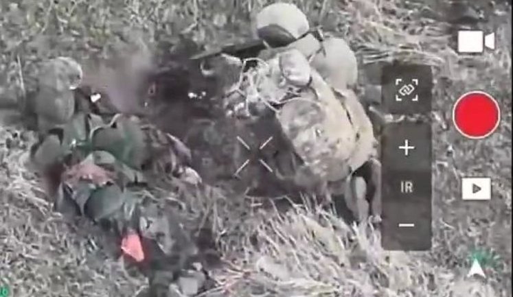Росіянин на полі бою добиває свого пораненого поплічника і пускає собі кулю в голову. ВIДЕО