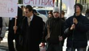 Бютовцы пикетируют консульство России, требуя, чтобы Россия "убирала за собой"