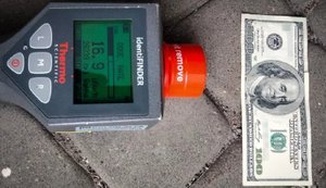 На кордоні з Польщею вилучили радіоактивну валюту: громадянці України заборонили в’їзд