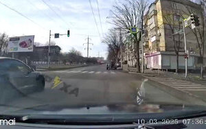 У Дніпрі водій Tesla возив на капоті військового ТЦК