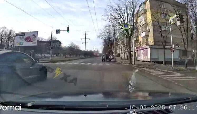 Водитель Tesla в Днепре "прокатил" на капоте работника ТЦК: он получил травмы. ВИДЕО
