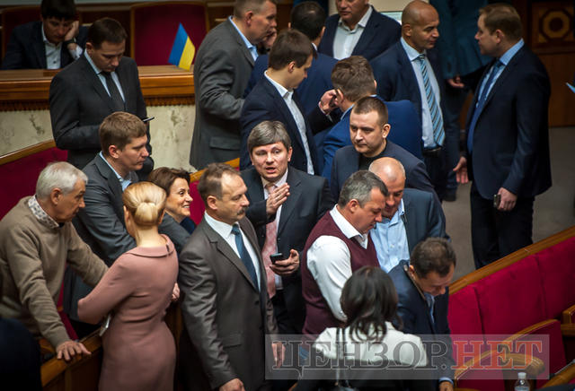 Як минув день у Раді: правоохоронці в сесійній залі, Фейсбук Литвина і Савченко, яка затрималася після засідання 14 Як минув день у Раді: правоохоронці в сесійній залі, Фейсбук Литвина і Савченко, яка затрималася після засідання 14