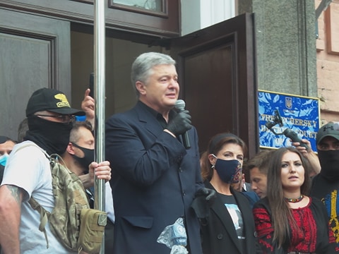 Под Печерским судом в Киеве состоялась акция в поддержку Порошенко 09